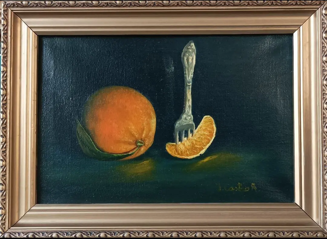 obra naranja con tenedor